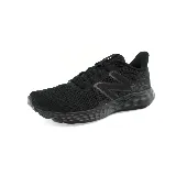 Zapatillas deportivas New Balance negras, ideales para running. Confeccionadas en malla y material sintético, con logo de la marca en el lateral.