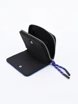 Billetera azul de tela con cierre de cremallera y tirador de cordón.