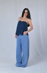 Pantalón de jean celeste de corte palazzo.