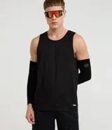 Musculosa deportiva masculina de poliéster y elastano, color negro, con cuello redondo y estampado abstracto. Posee tecnología Dry para rápida evaporación del sudor.