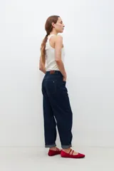 Pantalón jean de tiro alto, corte amplio y pierna recta, color azul oscuro.