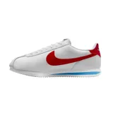 Championes Nike Cortez negros con swoosh blanco y suela blanca con línea negra.