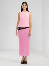 Falda midi marrón con textura plisada y corte recto.