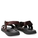 Sandalias de hombre color marrón oscuro, con tiras anchas de cuero texturizado que se cruzan sobre el empeine y una tira ajustable con velcro en el talón. Suela negra gruesa.