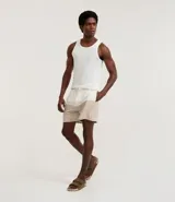 Bermuda de baño masculina confeccionada en microfibra, con cintura elástica, cordón ajustable, bolsillos laterales y trasero con cremallera, y estampado bicolor.