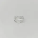 Anillo ancho de plata 925 con diseño moderno y superficie texturizada.