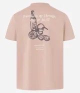 Remera color beige de algodón, corte clásico, cuello redondo y manga corta. Estampa pequeña en el pecho con diseño de botella y lettering.