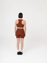 Top deportivo negro con espalda deportiva y breteles anchos.