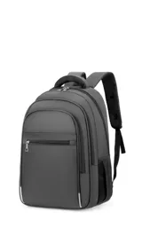 Mochila de color gris oscuro, con múltiples compartimentos con cierre, incluyendo un bolsillo frontal horizontal y bolsillos laterales de malla. Posee correas acolchadas y detalles reflectantes verticales en los bordes frontales.