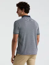Polo de hombre con estampado jacquard en tonos azul y blanco, cuello clásico con cierre de cremallera corto y ribete a contraste en cuello y mangas.