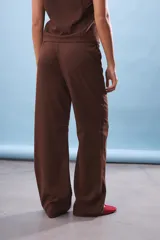 Pantalón marrón de corte ancho con cintura elástica y cordón ajustable.