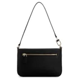 Cartera de hombro Guess Noelle color negro con correa fina y cadena dorada decorativa.
