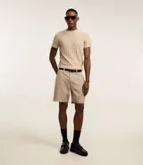 Remera de manga corta color marrón, con cuello redondo y textura acanalada vertical. Confeccionada en viscosa y poliamida.