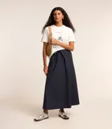 Pollera evasé midi confeccionada en tricolina de algodón azul marino, con cintura elástica y lazo.