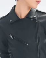 Campera de cuero negra estilo biker con cierre frontal y solapas.