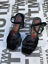 Sandalias de terciopelo color borgoña con correa trasera ajustable, doble moño en la punta y taco de 10,5 cm de altura.