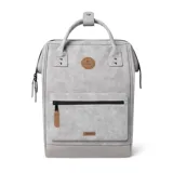 Mochila vegana e impermeable, con volumen de 12L a 26L, sistema MOLLE y compartimento acolchado para tabletas o laptops.