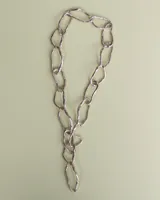 Collar plateado con eslabones grandes de metal con forma irregular.