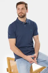 Remera polo de piqué lisa color rojo, con cuello en rib y botones personalizados.