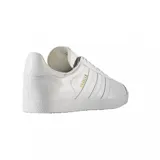 Championes Adidas Gazelle de cuero blanco con las tres tiras laterales y el logo en dorado.