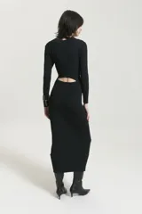 Vestido negro de manga larga y corte midi, con cutouts en el escote y en la espalda, tejido en morley.