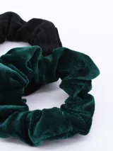 Pack de dos coleros para el pelo, uno de terciopelo verde esmeralda y otro de tejido de punto negro.