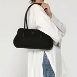 Cartera de hombro Guess modelo Mauve Chica, color negro, con correa ajustable y logo triangular plateado.