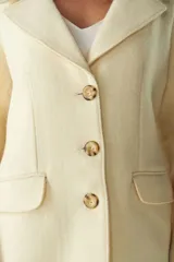 Tapado marrón de lana con cuello con solapa, manga larga, forrado, con bolsillos y cierre frontal con botones.