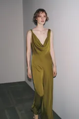 Vestido largo color verde oliva de satén, con escote drapeado y tirantes finos que se atan en la espalda.