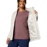 Campera Columbia Powder Lite II color hueso, con cierre frontal, cuello alto y bolsillos laterales con cierre.