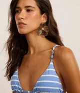 Top de bikini triangular fruncido con estampado de rayas horizontales azules y blancas, breteles ajustables con adornos y copas desmontables.
