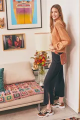 Pantalón negro de morley ecovero, corte wide leg y tiro alto, con tajos laterales.