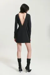 Vestido corto negro de microfibra con elastano, ajustado al cuerpo y con manga larga, cuello alto y detalle de escote en la espalda.