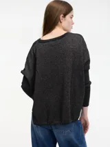 Sweater negro con textura brillosa, escote en V y manga larga.