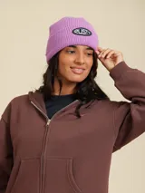 Gorro de lana tejido color lila con logo de la marca Rusty bordado en el frente.