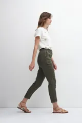 Pantalón clásico de lino color verde oliva, con corte recto y cintura alta.