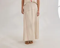 Falda midi color crudo de algodón, con pespuntes rojos a contratono y botones de coco en el lateral.