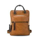 Mochila combinada en tres tonos de símil cuero: marrón, beige y negro. Tiene doble bolsillo frontal, asa de mano y correas regulables. En su interior tiene dos bolsillos con cierre y uno abierto con división para celular.