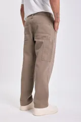Pantalón de jean estilo carpintero, color taupe, de corte recto y holgado.