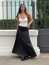 Body musculosa de tiras finitas color rojo, confeccionado en tela alicrada. Este modelo no cuenta con broche en la parte inferior.