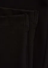 Calza capri negra de tiro alto, corte skinny y tejido elástico.