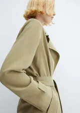 Abrigo color verde oliva, largo hasta la rodilla, con cuello de solapa, manga larga con trabillas, dos bolsillos laterales, abertura posterior en el bajo y cinturón desmontable.