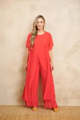 Conjunto de palazo y túnica irregular en seda color rojo. Talle único, adaptable desde S holgado hasta L cómodo.