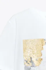Camiseta blanca de corte recto y manga corta, con estampado frontal de una fotografía en blanco y negro y texto "Amsterdam 74".