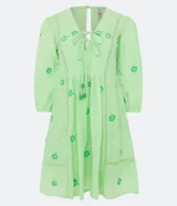 Vestido corto color verde lima con estampado de flores en verde claro, escote en V con lazo, mangas 3/4 con puños elásticos y falda con volantes.