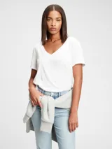 Remera blanca de algodón con cuello en V y mangas cortas. Corte clásico.