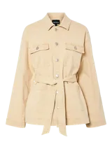 Chaqueta color beige con cuello camisero, cierre frontal con botones a presión y cinturón de tela ajustable en la cintura. Tiene dos bolsillos de parche con solapa en el pecho y dos bolsillos de parche en la parte inferior.