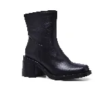 Bota de cuero negra con caña media, punta cuadrada y taco bloque alto.
