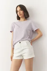Short blanco de algodón elastizado, de tiro alto con dobladillos.