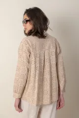 Camisa italiana color beige con broderie, apliques calados y lurex en bolsillos y frente.